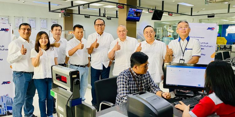 Konsumen yang tengah bertransaksi layanan DANASTRA di sales counter JNE.