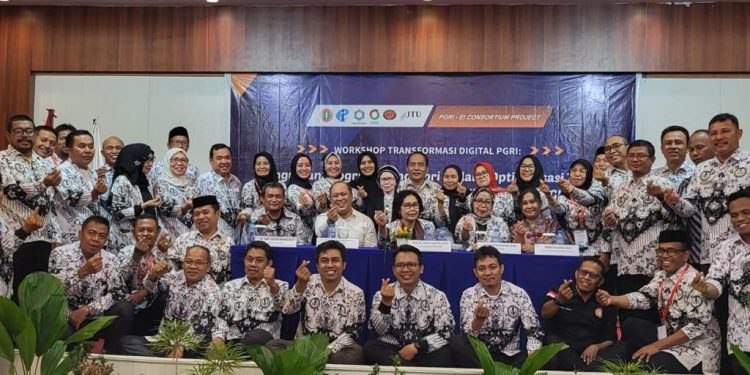 Bupati Konawe Utara bersama Pengurus PGRI se Sultra