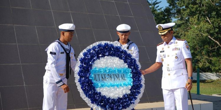 Danlanal Kendari dan Jajaran Ziarah di TMP Watubangga Peringati HUT ke-78 TNI AL