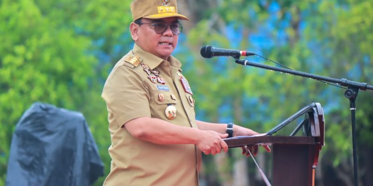 Andap Budhi Revianto Pj Gubernur Sultra saat pimpin apel gabungan ASN Perdana