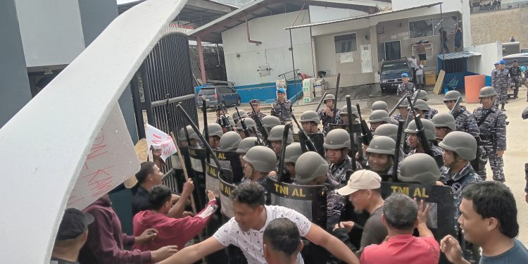 Peragaan Anti Huru Hara dalam latihan Uji terampil geladi tugas tempur Prajurit Lanal Kendari Sulawesi Tenggara