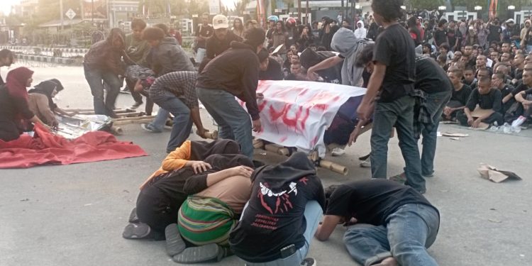 Teatrikal detik-detik September Berdarah diperagakan oleh Mahasiswa Teknik UHO Kendari.