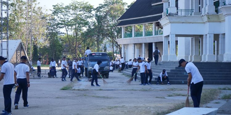 Ratusan personel TNI AL giat bersih-bersih di pelataran Tugu MTQ Kendari Sultra.