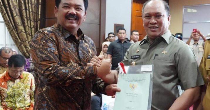 Menteri ATR/ BPN Marsekal TNI (Purn) Hadi Tjahjanto bersama Ruksamin