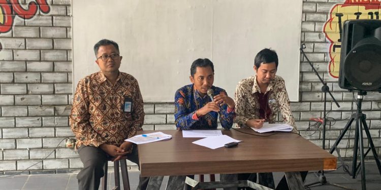 Kepala KPPN Kendari Agung Mulyono didampingi Kasi Pencairan Dana Posma Amando dan Kasi Bank KPPN Kendari Yanur Perdana