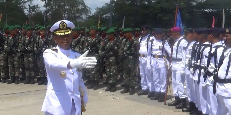 Danlanal Kendari, Kolonel (P) AK Mulku Zahari terjun langsung mengatur Barisan Prajurit TNI