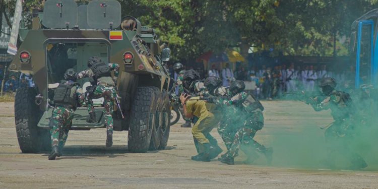 Pertunjukan pembebasan sandera prajurit TNI