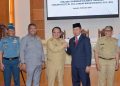 Pj Gubernur Serahkan SK Perpanjangan Pj Wali Kota Kendari Asmawa Tosepu