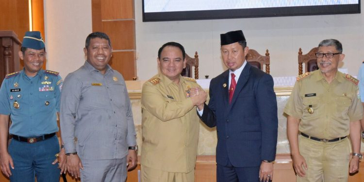 Pj Gubernur Serahkan SK Menteri dalam Negeri RI tentang perpanjangan masa Jabatan Pejabat Walikota Kendari