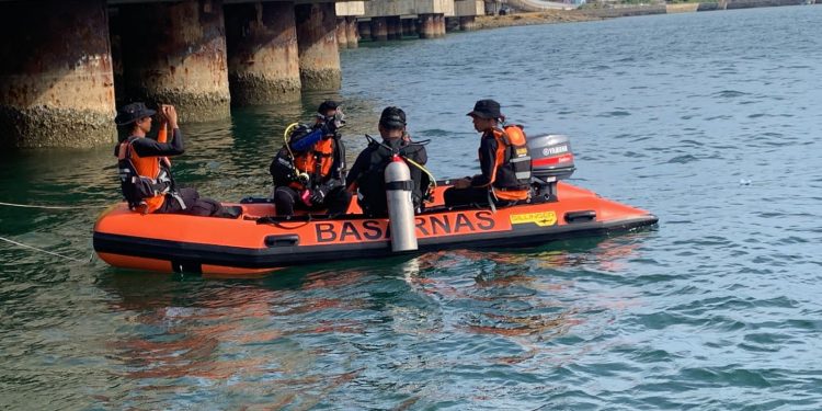Tim SAR gabungan melakukan penyisiran dan penyelaman di sekitar LKP