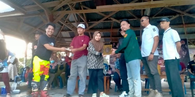 Korwil IMI Konsel serahkan bantuan pembangunan masjid dan Al Quran