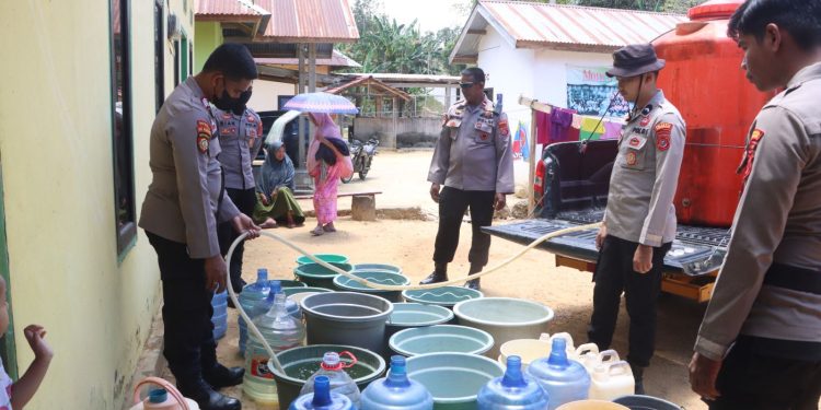Personel Polresta Kendari salurkan air bersih