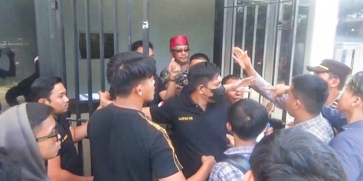 Pengunjuk rasa bersitegang dengan pengurus Koni saat hendak menyegel kantor Koni Sultra