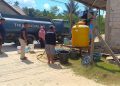 Warga Kesulitan Air Bersih, Lanal Kendari Distribusikan 20 Ribu Liter Air Bersih di Abeli