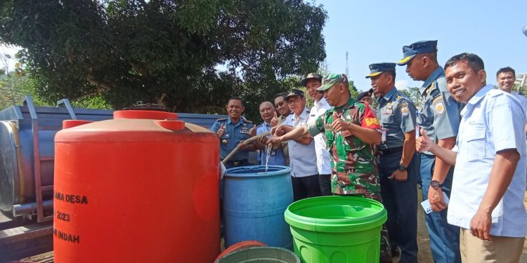 Penyaluran air bersih Lanal Kendari dan PLN NP di Kecamatan Lalonggasumeeto Kabupaten Konawe.