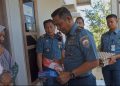 Jadi Ayah Asuh Danlanal Kendari Berikan Bantuan Asupan Gizi bagi Anak Penderita Stunting di Kendari