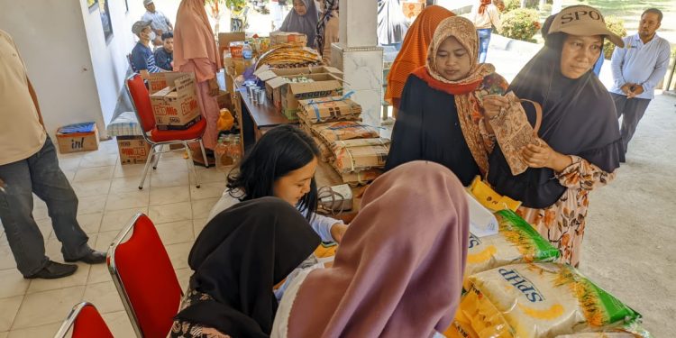 Antusias warga membeli kebutuhan bahan pokok di Pasar Murah Kecamatan Lambandia Kolaka Timur.