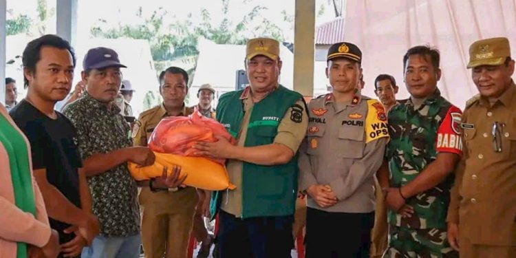 Penyaluran sembako di Kecamatan Wiwirano oleh Bupati Konawe Utara Ruksamin dan jajaran Forkopimda.