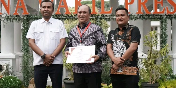 Bupati Konawe Utara, Ruksamin (tengah)