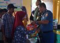 Lanal Kendari Serahkan Bantuan Beras dan Air Bersih kepada Warga Pesisir di Konawe Selatan