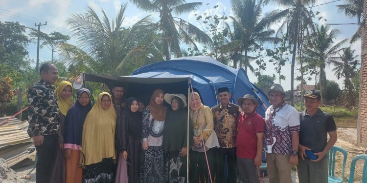 HartinI Azis serahkan bantuan kepada korban kebakaran di Atolanu Dua Kecamatan Lambandia Kolaka Timur.