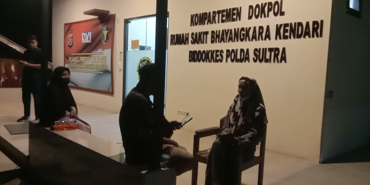 ibu Korban di Ruang Jenazah RS Bhayangkara Kendari