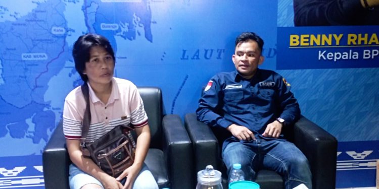 PMI asal Kendari dan Kepala BP3MI Kepulauan Riau (Mustaqim) tiba di Bandara Halu Oleo Kendari