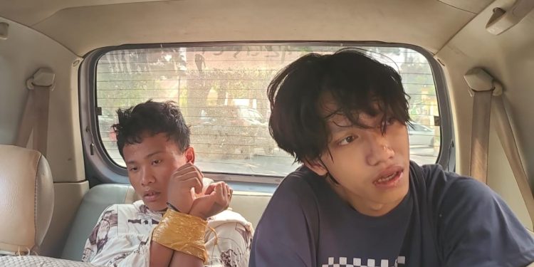 Kedua pelaku saat digelandang di Mapolresta Kendari.