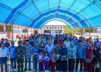Bupati Kolaka Timur Abdul Azis Serahkan Beasiswa Bagi 52 Pelajar Tidak Mampu