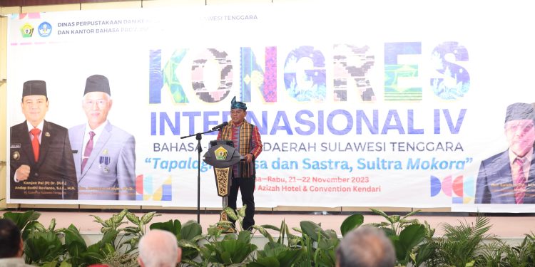 Pj Gubernur Sultra Andap Budhi Revianto saat membuka kongres Internasional Bahasa