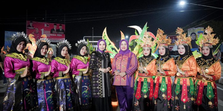 Ketua Dekranasda Kolaka Timur Hartini Azis mendampingi juara lomba Fashion Show di Karnaval Tenun Sultra 2023.
