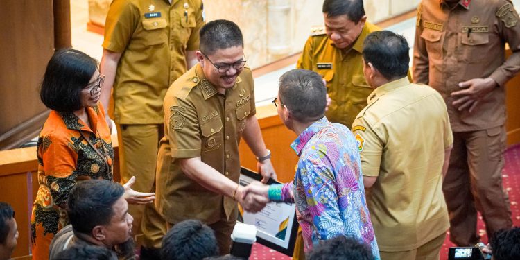 Bupati Koltim terima penghargaan dari BPS Sultra