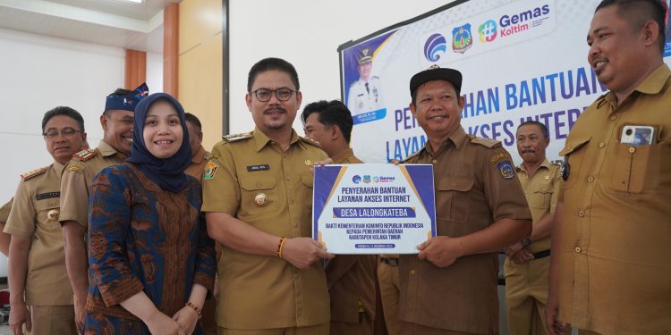 Abdul Azis serahkan akses internet gratis