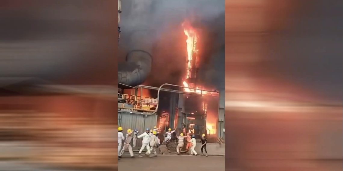 Karyawan evakuasi korban ledakan dari kebakaran hebat (SC video)