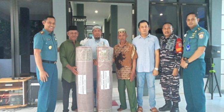 Danlanal Kendari Kolonel Laut (P) Abdul Kadir Mulku Zahari sumbangkan dua roll karpet sholat ke pengurus Masjid Nurul Hidayah Desa Torobulu.