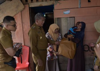 Tekan Angka Stunting, PJ Wali Kota Kendari Salurkan Bantuan Makanan Tambahan