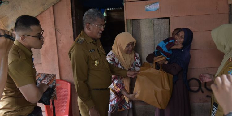 Pj Wali Kota Kendari, Muhammad Yusup salurkan bantuan makanan tambahan ke anak penderita stunting