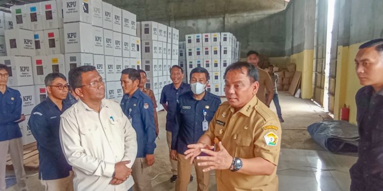 Pj Gubernur Sultra Andap Budhi Revianto tinjau logistik Pemilu di gudang logistik KPU Kota Kendari.