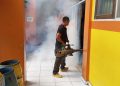 Cegah DBD di Kalangan Anak, FPRB Sultra Fogging 2 Sekolah di Kendari