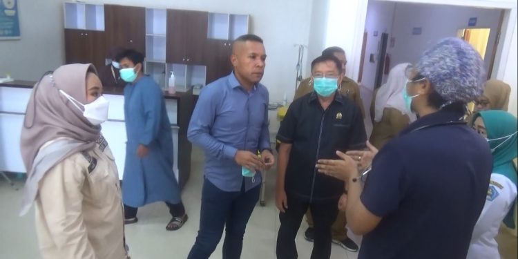 Ketua Komisi III DPRD Kota Kendari Laode Muhammad Rajab Jinik periksa ruangan rawat nginap pasien DBD di RSUD Kota Kendari.