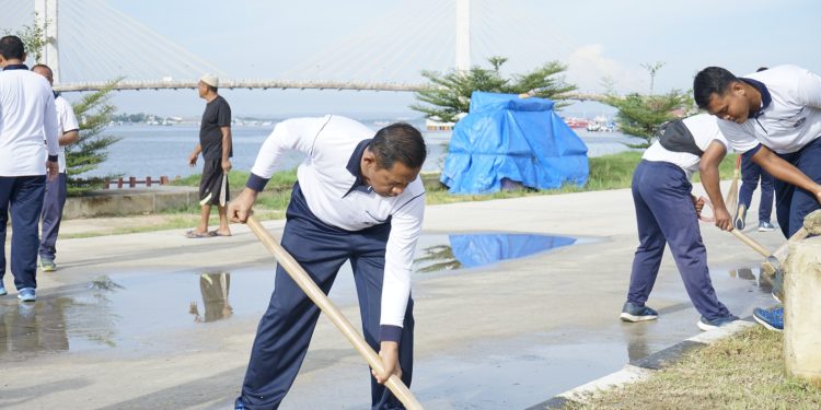 Aksi bersih-bersih sampah Lanal dan masyarakat pesisir di Kelurahan Kendari Caddi Kota Kendari.