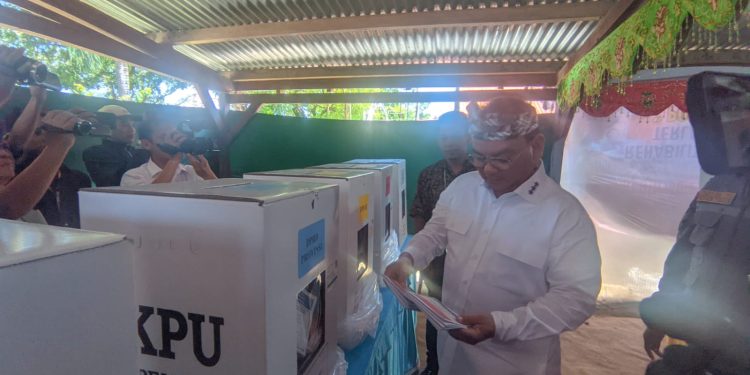 Pj Gubernur Sultra salurkan hak suaranya di TPS 16 Mandonga Kendari