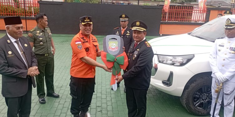 Bupati Konut Ruksamin serahkan bantuan kendaraan operasional ke Basarnas Kendari