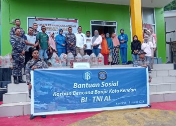 Lanal Kendari dan BI Sultra Salurkan Bantuan Makanan dan Minuman di Tiga Kelurahan Terdampak Banjir di Kendari