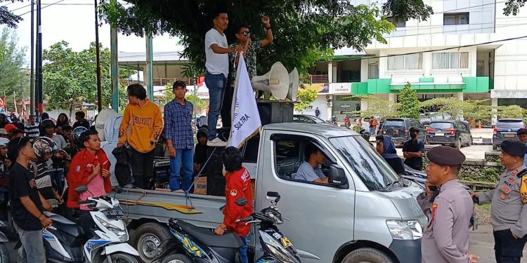 Unjuk rasa saat pleno KPU Sultra di depan hotel Claro Kendari