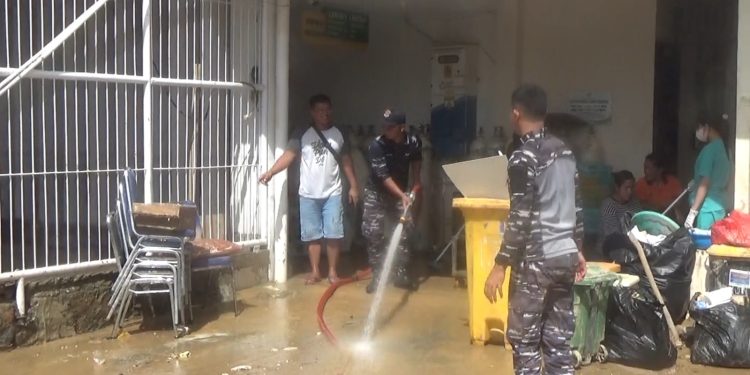 Prajurit Lanal Kendari bantu bersihkan RS Santa Anna