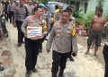 Polda Sultra Bantu Paket Sembako Warga Korban Banjir di Kota Kendari