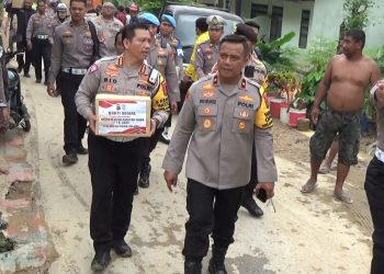 Polda Sultra Bantu Paket Sembako Warga Korban Banjir di Kota Kendari
