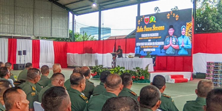 Panglima Kodam (Pangdam) XIV Hasanuddin Mayjen TNI Bobby Rinal Makmun di hadapan Prajurit TNI Korem 143 HO