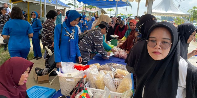Warga serbu Pasar pangan murah Lanal Kendari